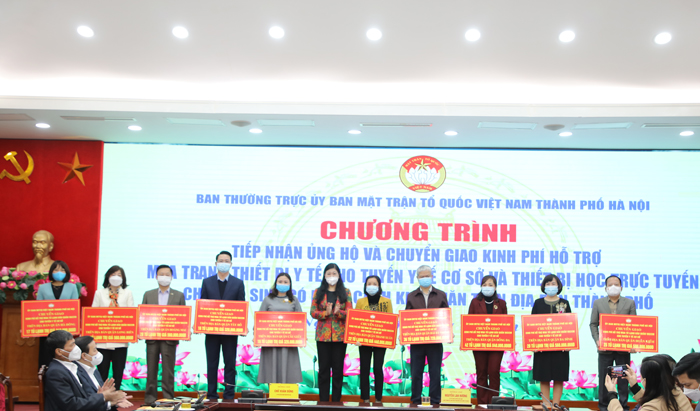 Chủ tịch Ủy ban MTTQ Việt Nam TP Nguyễn Lan Hương trao kinh phí hỗ trợ mua tủ lạnh bảo quản vắc xin cho các đơn vị